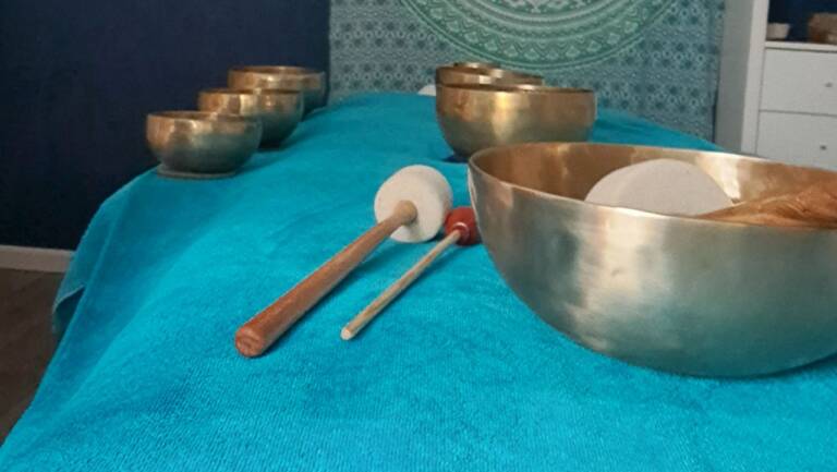 Klankschaalmassage 1 coaching met klank, coachen met klankschalen, mBIT coaching voor vrouwen in Enschede, Haaksbergen, Hengelo, Boekelo, Glanerbrug en Overijssel, mBIT coach voor vrouwen, klankschaalmassage