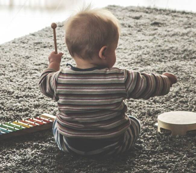 wat doet muziek met jou, kind spelend op muziek instrumenten. klein kind