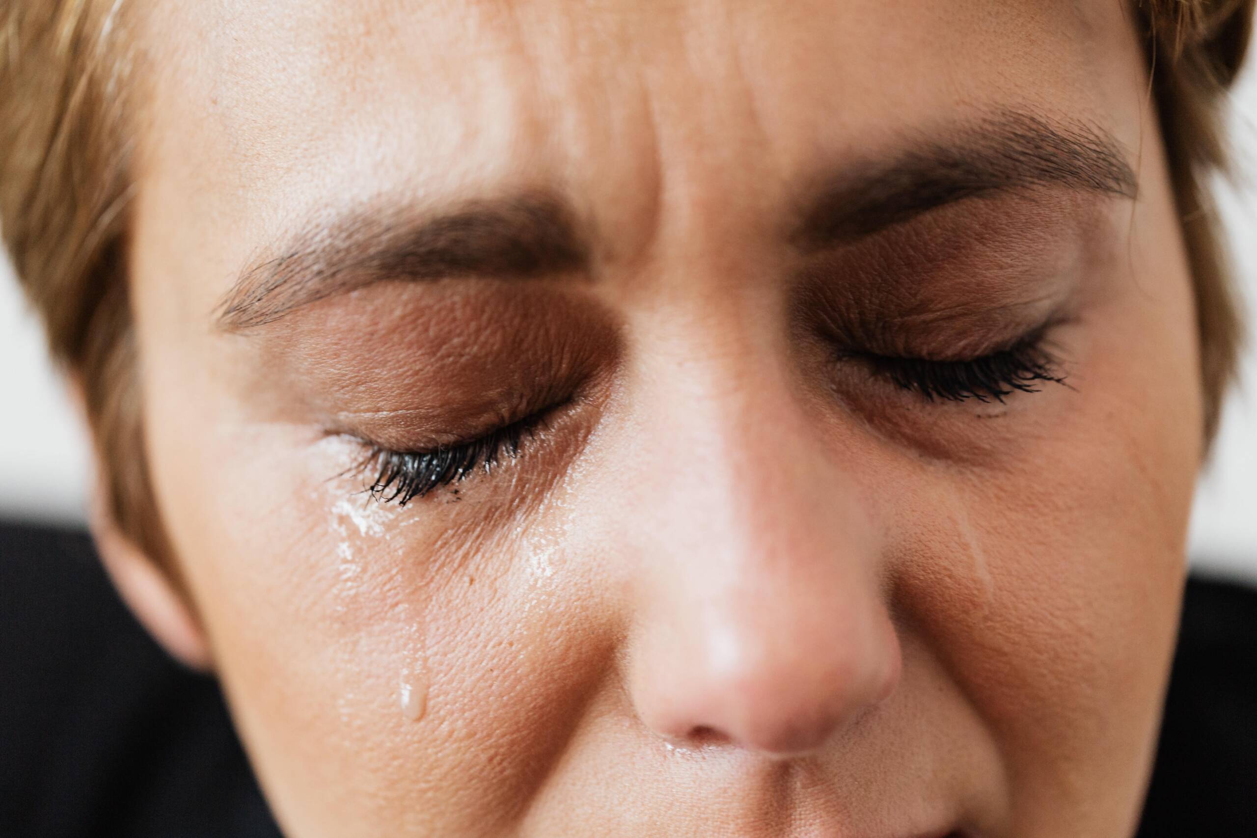 Ontspanningsmassage 1 huilen, huilende vrouw, stress, depressief, emotionele uitputting, alles is teveel,