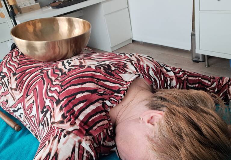 Klankschaalmassage 2 klankschaal op de rug, kleding mag aanblijven, rust brengen, rust hebben, rust krijgen,