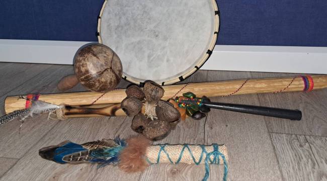 20230212_153318 ratels, rainstick, oceandrum, sjamanendrum, koshi's, sparkle, kalimba, soundbad, sound-healing, de magie van klank, uit je hoofd, in je lichaam, trancereis, trance reis, sjamanistische, sjamanistische trancereis, sjamanistische instrumenten, smudge, smudge veer,