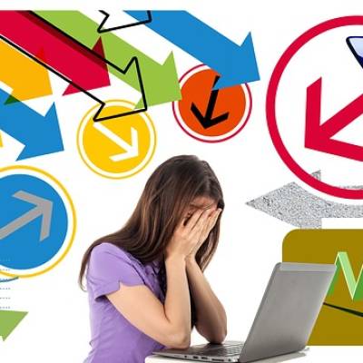 drukte veel prikkels, overprikkeld, geluiden dubbel zo hard binnenkomen. externe prikkels, bore out, burn out,